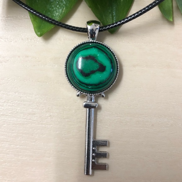 Malachite Pattern Key Shaped Synthetic Stone Pendant Necklace - Picture 2 of 4